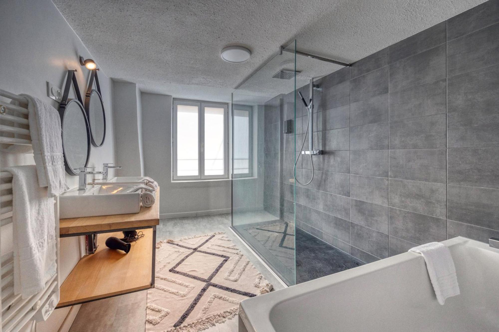 50 Nuances D'amour - Jacuzzi / Massage / Cinema * Moirans